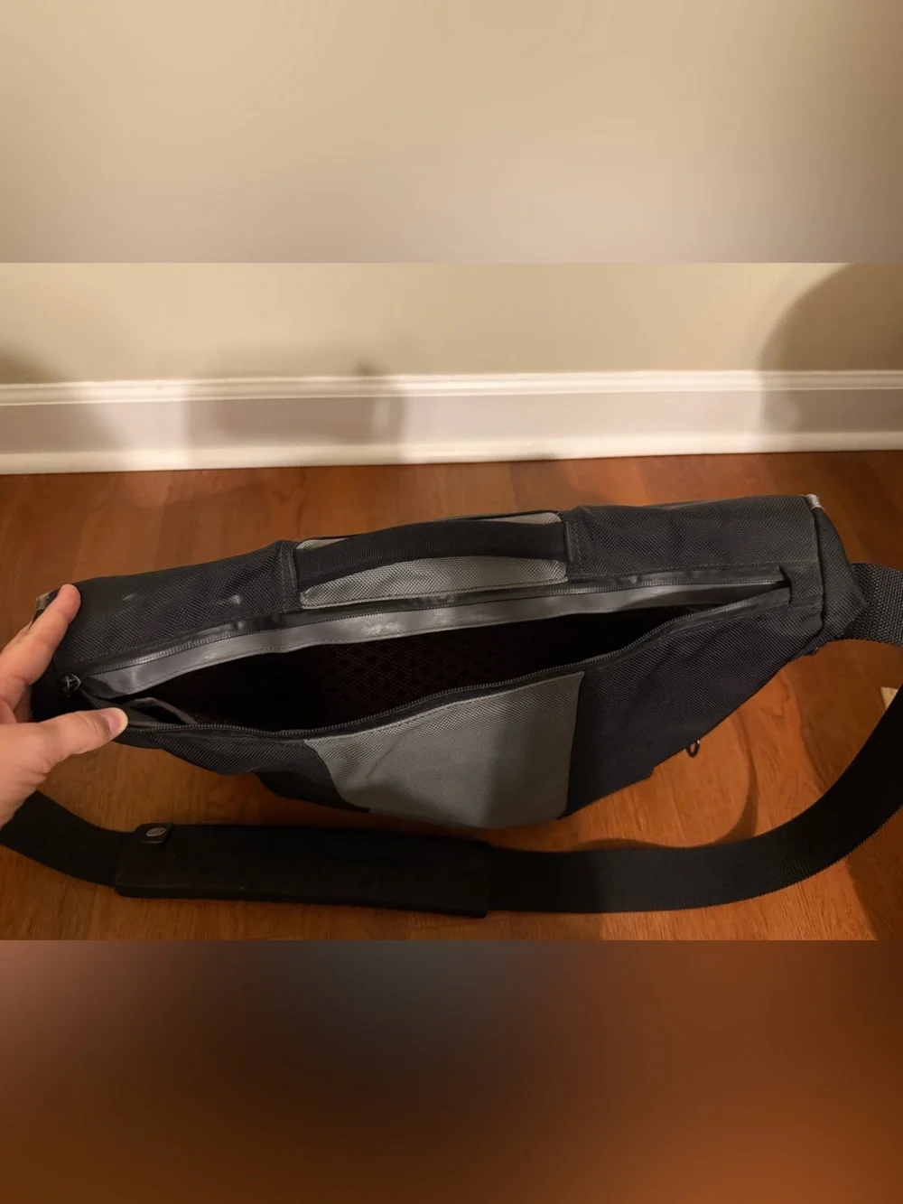 Timbuk2 Commute TSA Laptop Messenger Bag Black Gray Medium